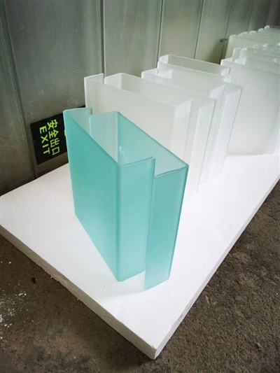 Kleurrijk U-vormig glas